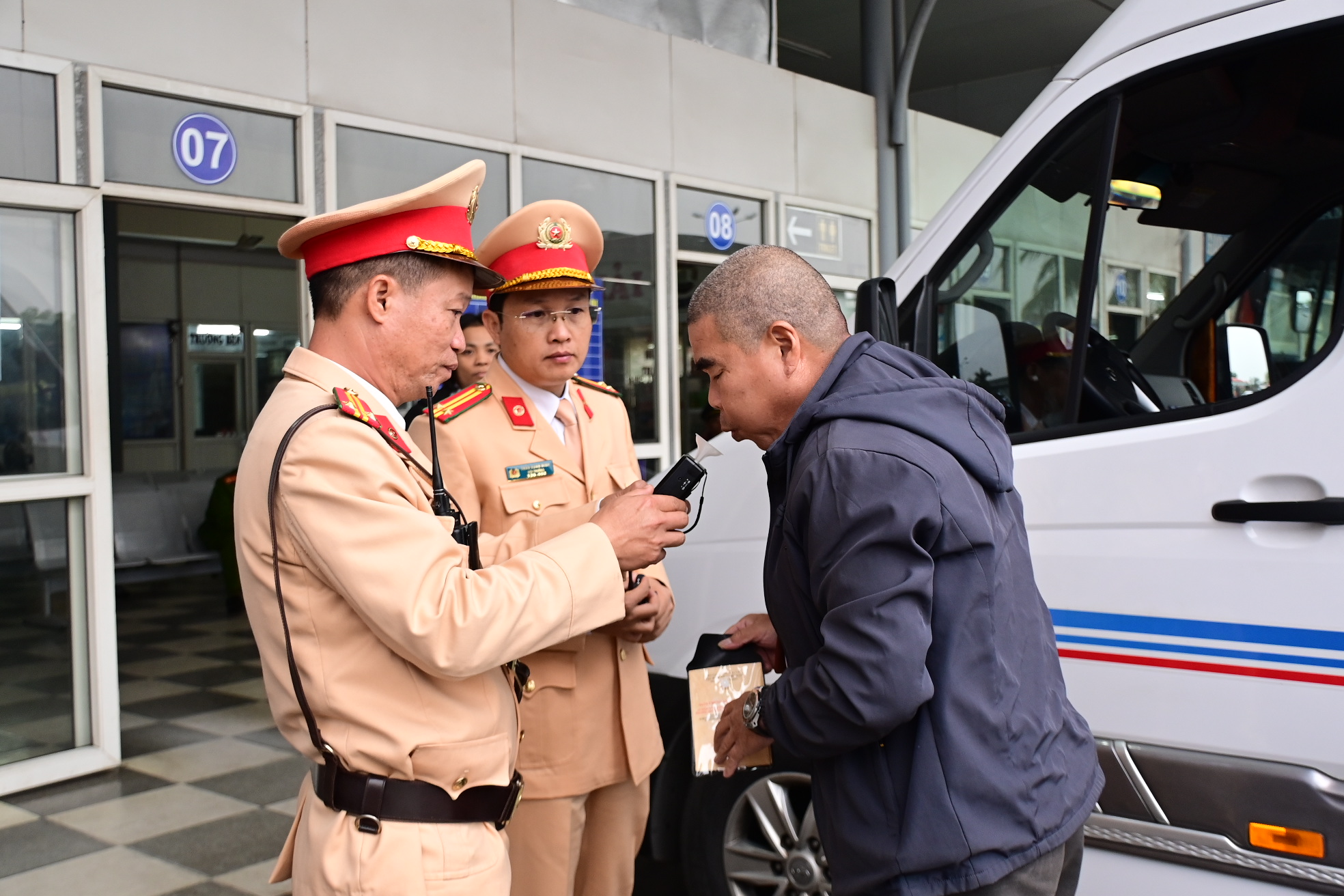 Phát hiện, xử phạt hàng nghìn trường hợp vi phạm trật tự an toàn giao thông